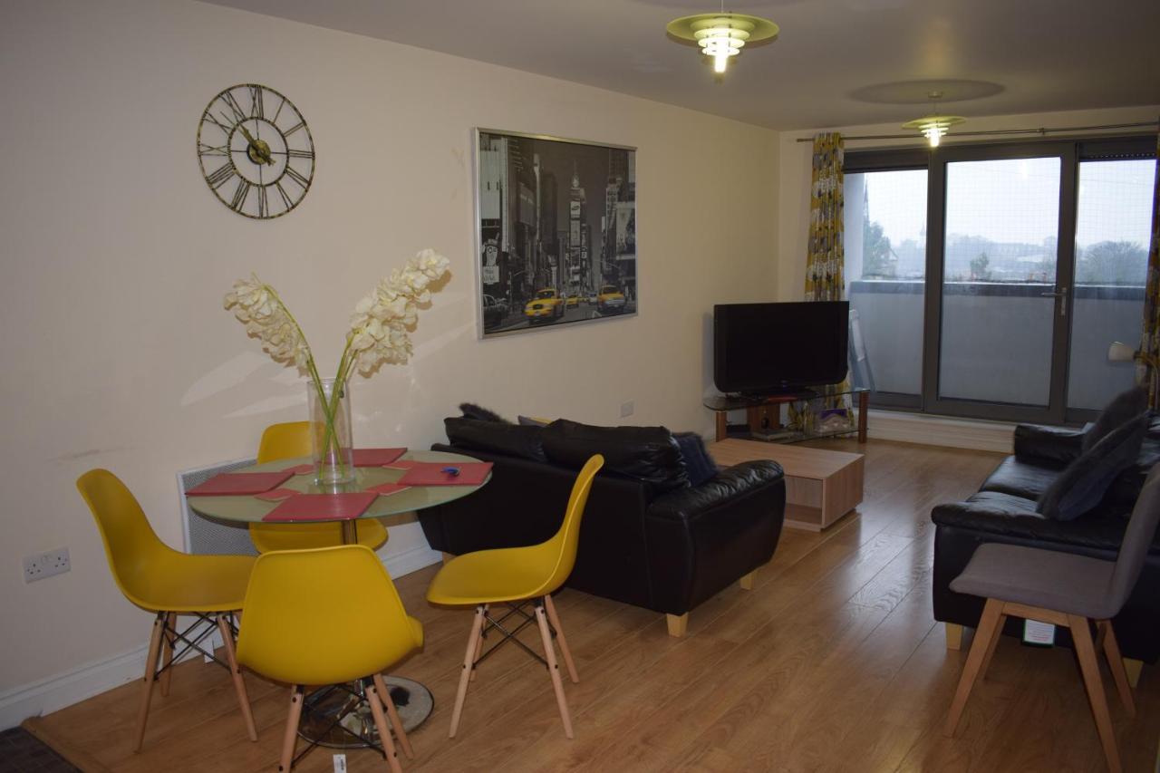2 Bedroom & 2 Bathroom Apartment - Tca58 Watford  Exterior photo
